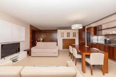a kitchen and living room with a table and chairs at Apartamentos Vila das Lagoas – Salgados in Guia