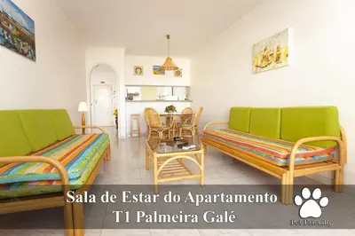 a living room with two couches and a table at O Apartamento A Ramos Palmeira Galé Está inserido num Condomínio com PISCINA, Fica apenas a 250 Metros da Praia da Galé - Apartamento com Ar Condicionado na Sala, Smart TV com Prime Vídeo e Cozinha Completa in Albufeira