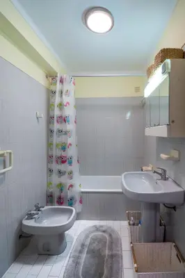 a bathroom with two sinks and a shower curtain at Apartamento São Pedro do Mar in Quarteira