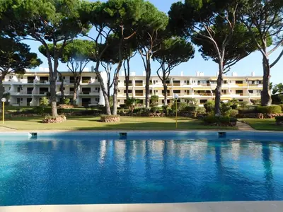 an empty swimming pool in front of a building at Sol Nascente Garden in Vilamoura