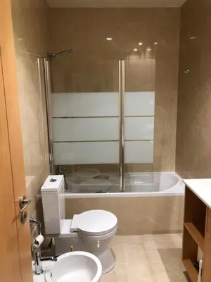 a bathroom with a toilet and a bath tub at Algarve Albufeira, quiet apart with pool at 10 mn walk from Praia da Falesia in Olhos de Água