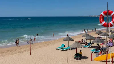 a beach with a lot of people and the ocean at Greice Homes-Apartamento 2 quartos, Monte da Balaia, Olhos de Água, Albufeira in Olhos de Água