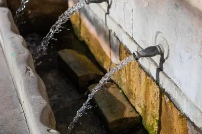 a water hose hooked up to a wall at Bicas Velhas Studio in Loulé