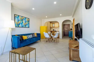 a living room with a blue couch and a table at Top renoviertes Apartment mit großer Terrasse in Albufeira
