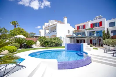 a bathroom with a shower and a toilet and a sink at Villa Front de Mer avec Piscine Jacuzzi Accès Privé Plage en famille et entre amis in Albufeira