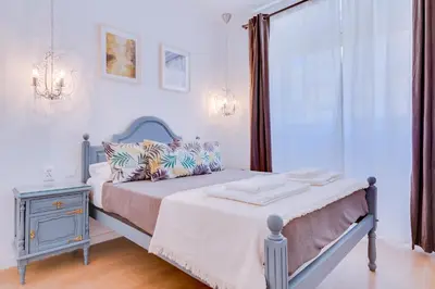 a bedroom with a bed and a window at Groundfloor in Faro
