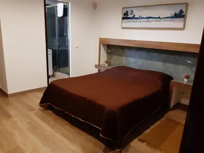 a bedroom with a brown bed and a window at Quinta Vita - Vila Maça in Loulé