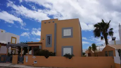 a house with a fence in front of it at Casa Netos in Galé