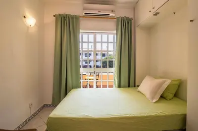 a small room with a bed and a window at Marjoh Al in Quarteira