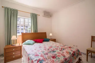 a bedroom with a bed and a window at Marjoh Al in Quarteira