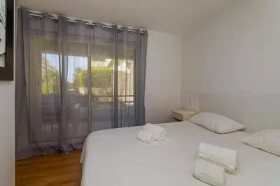 two white beds in a room with a window at Vista dos Seus Sonhos T2 HsR Vilamarina in Vilamoura