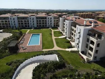 an aerial view of an apartment complex with a swimming pool at Gardens Side By FHR piscina, parking in Quarteira