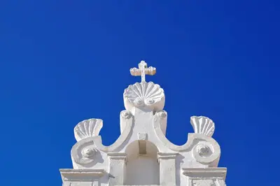 a cross on the top of a church steeple at Villa Quadradinhos 3Q 4 Bedrooms Private Pool Short Walk To The Praca in Vale do Lobo