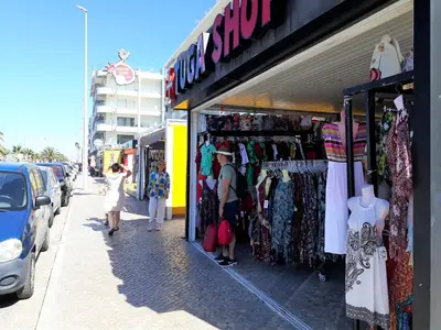 a man and woman standing outside of a clothing store at T1 Dunas 7 - Aconchegante, Wifi, 150mt Praia in Quarteira