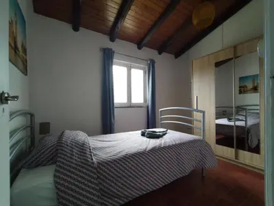 a bedroom with a bed and a window at Pérola de Sandy in Paderne