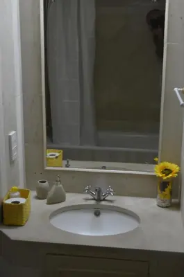 a sink in a bathroom with a mirror and a mirror at Apartamento próximo da Marina Vilamoura c/piscina e estacionamento in Vilamoura