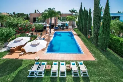 an overhead view of a swimming pool with lounge chairs and umbrellas at Villa Laguna, Golf - Stunning house - Laguna Golf Course in Quarteira