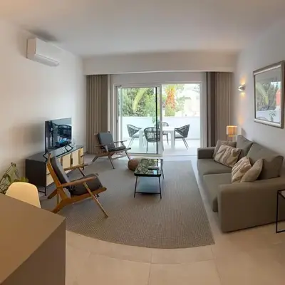 Sunny Acacia Apartment