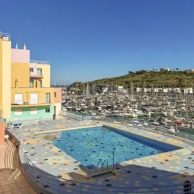 Marina Breeze Apartment with Pool - 900m from the Beach