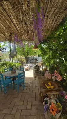 a table and chairs under a wooden pergola at Casa De Mondo in Boliqueime