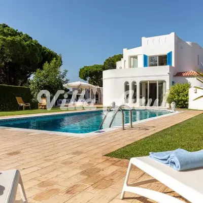 Elegant villa with private pool in Quarteira