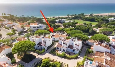an aerial view of a white house with a red arrow at Villa Apfel in Vale do Lobo