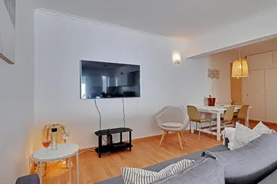 a living room with a couch and a table at Casa Roos Loïs in Albufeira