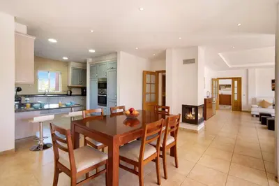 a kitchen and dining room with a table and chairs at Casa Tulipas in Loulé