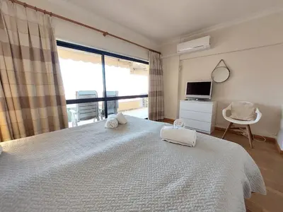 a bedroom with a large white bed with a window at Marina Mar Sailor by SAPvillas in Vilamoura