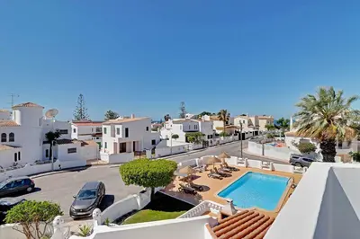 an aerial view of a villa with a swimming pool at Villux - Vila Enar-6 quartos, ideal para familias in Albufeira