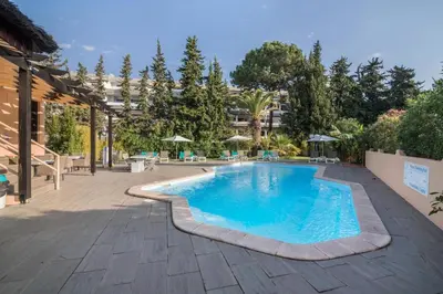 a swimming pool in a courtyard with a building at Apartamento Malick by Sunnyway in Branqueira