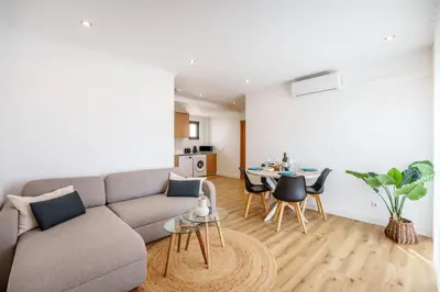 a kitchen with a washing machine and a washer at Appartement Chaleureux et Lumineux Proche Mer in Albufeira
