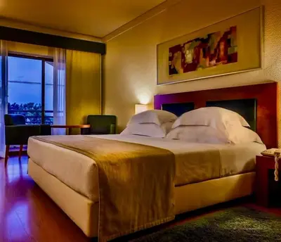 a bedroom with a large bed in a room at Semanas 30 e 24 Vila Galé Cerro Alagoa in Albufeira