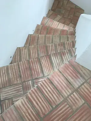 a set of stairs in a room with wooden floors at Stilvolles Architekten-Cottage mit Pool in Boliqueime