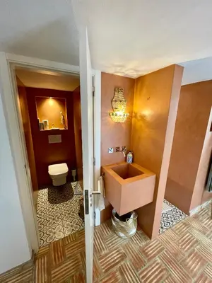 a bathroom with a sink and a toilet at Stilvolles Architekten-Cottage mit Pool in Boliqueime