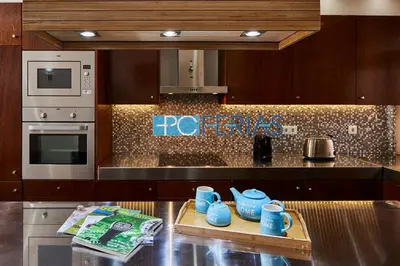 a kitchen with a counter with blue mugs on it at Apartamento em Albufeira a 10 min da praia * 50070/AL in Albufeira