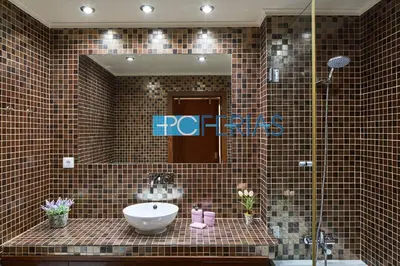 a bathroom with a sink and a shower with a mirror at Apartamento em Albufeira a 10 min da praia * 50070/AL in Albufeira