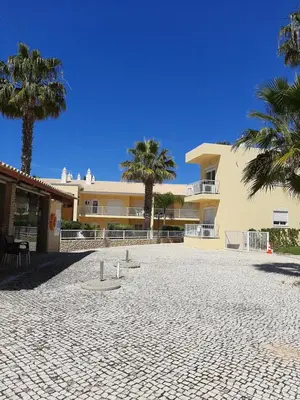 a courtyard with palm trees and a building at Flat Caballero in Guia