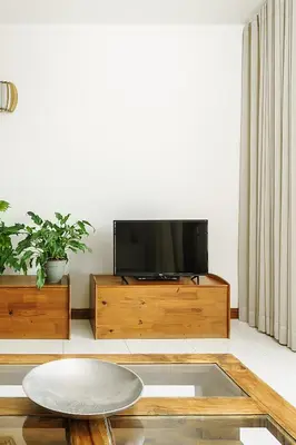 a living room with a tv and a table at APARTAMENTO TROPICANA in Quarteira