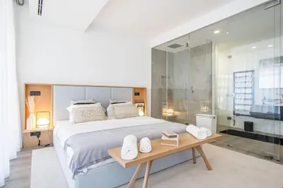 a bathroom with a sink and a mirror at Villa Luxueuse Vue Mer in Albufeira