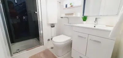 a bathroom with a toilet and a sink and a shower at Villa charmosa V2 junto à praia e à Marina de Vilamoura in Quarteira