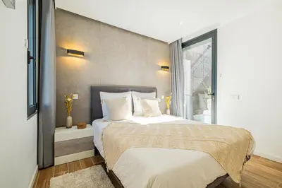 a bedroom with a large bed and a window at Villa kambolé in Albufeira