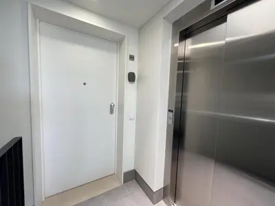 a elevator with a glass door in a room at Faro Design 3 by Homing in Faro