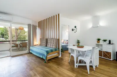 a room with a table and a bed and a table and chairs at TENNIS GOLF MAR - Apartamento renovado para 4 com AC e piscina in Vilamoura