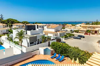 an aerial view of a house with a swimming pool at Villa Ocre in Galé