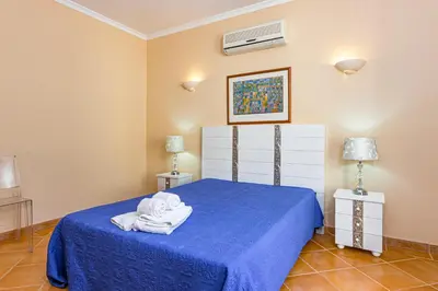 a bedroom with a blue bed with a blue blanket at Villa Ocre in Galé
