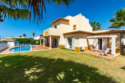 a villa with a pool and a yard at Villa Ocre in Galé