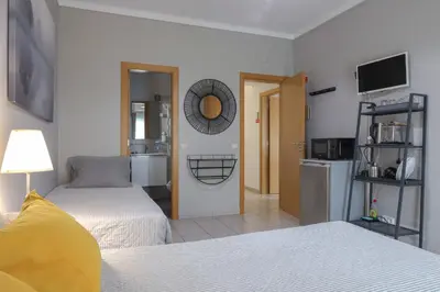 a small room with a bed and a kitchen at Agua Viva by Umbral in Albufeira