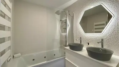 a bathroom with two sinks and a mirror at Penthouse Triplex com Jacuzzi T3 HsR Vilamarina in Vilamoura