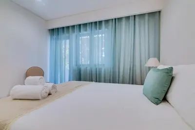 a bedroom with a large bed with towels on it at Marina Star Guesthouse in Faro
